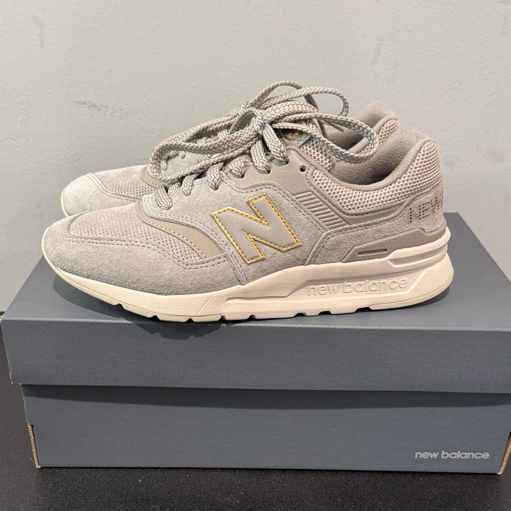 New Balance Women’s Classics 997 Sneakers in Gray and Gold Size 6 EUC with Box